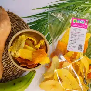 Bolsa y bowl de snack de plátano, yuca y boniato